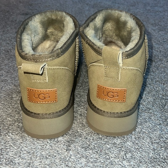 Classic Ultra Mini Uggs Women’s 8 - Picture 2 of 4
